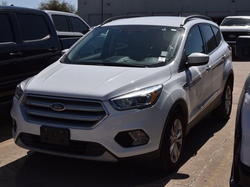 Used 2019 Ford Escape SEL image 2