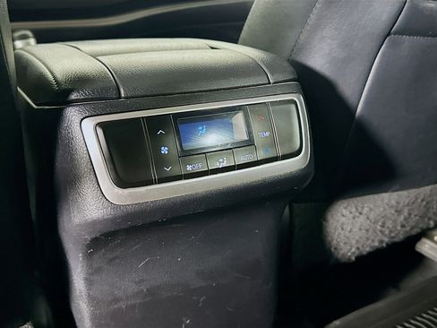 Used 2019 Toyota Highlander XLE image 28