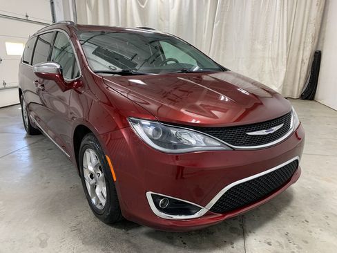 Used 2019 Chrysler Pacifica Limited FWD image 2