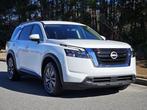 Used 2024 Nissan Pathfinder SV image 1
