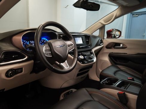 Used 2017 Chrysler Pacifica Touring-L FWD image 6