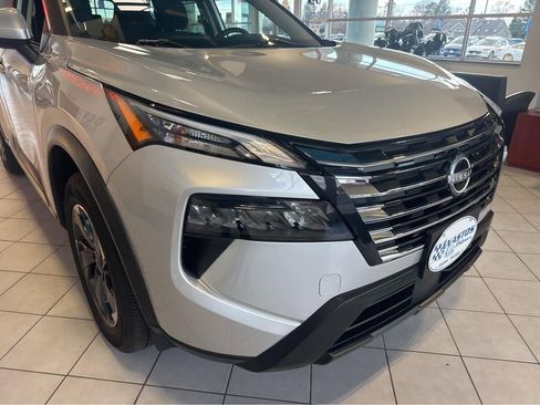 Used 2024 Nissan Rogue SV image 5