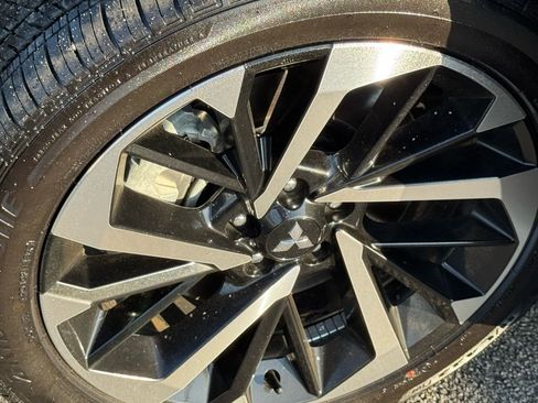 Used 2025 Mitsubishi Outlander SE image 12