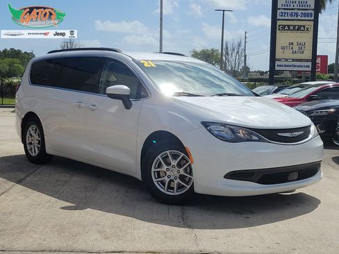 Used 2021 Chrysler Voyager Lxi image 1