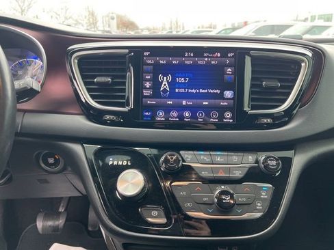 Used 2019 Chrysler Pacifica Touring-L image 16
