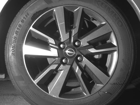 Used 2025 Nissan Versa SV image 13