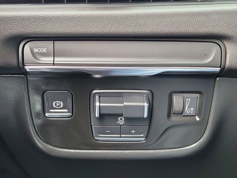 Used 2025 Cadillac Escalade ESV Premium Luxury image 17