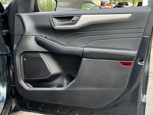 Used 2022 Ford Escape SE w/ SE Sport Appearance Package image 10