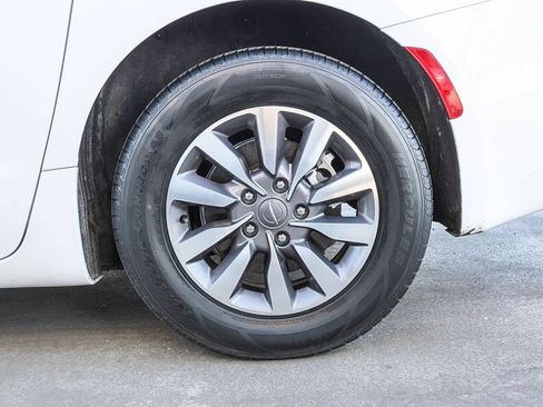 Used 2024 Chrysler Pacifica Limited FWD image 12