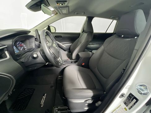 Used 2025 Toyota Corolla Cross LE FWD image 14