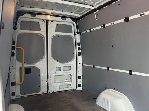 Used 2021 Freightliner Sprinter 2500 RWD image 22