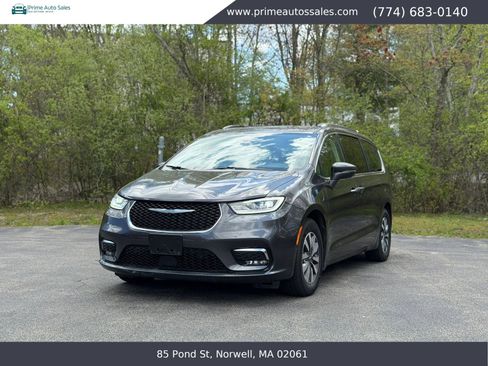 Used 2021 Chrysler Pacifica Touring-L FWD image 2