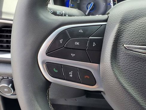 Used 2025 Chrysler Pacifica Select FWD image 12