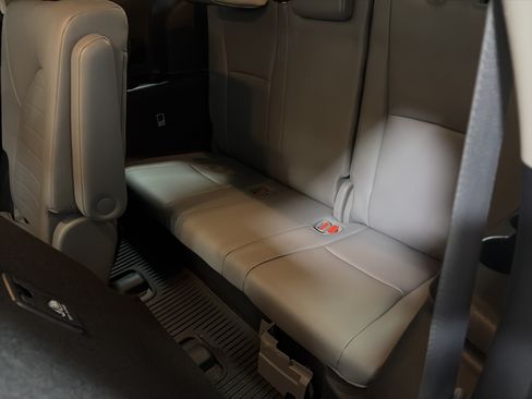 Used 2021 Toyota Highlander XLE AWD/4WD image 30