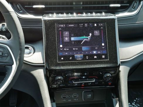 Used 2025 Jeep Grand Cherokee Altitude AWD/4WD image 10