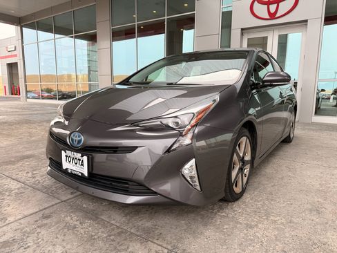 Used 2017 Toyota Prius Three Touring FWD image 4