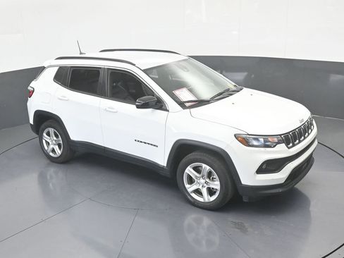Used 2023 Jeep Compass Latitude image 17