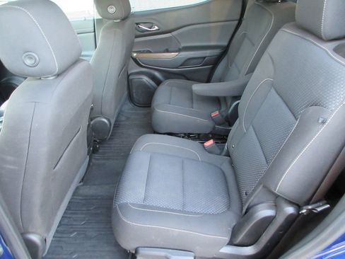 Used 2023 GMC Acadia SLE w/ Driver Convenience Package FWD image 13