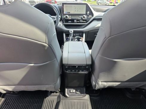 Used 2023 Toyota Highlander Platinum AWD/4WD image 17