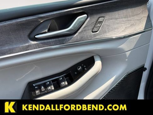 Used 2022 Jeep Grand Cherokee Overland AWD/4WD image 10