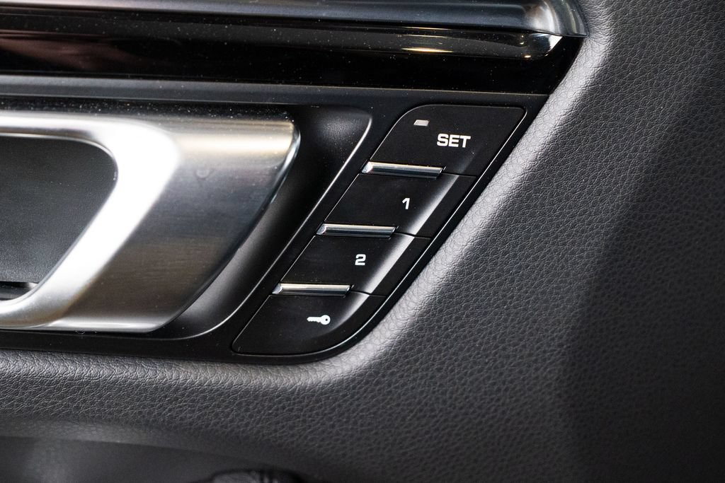 Certified 2025 Porsche Macan AWD/4WD image 19