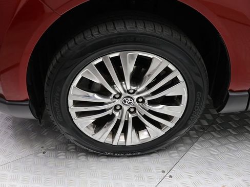 Used 2024 Toyota Venza Limited image 4