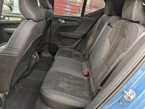 Certified 2025 Volvo XC40 B5 Plus image 23