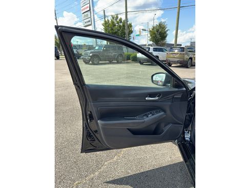 Used 2025 Nissan Altima 2.5 SV FWD image 25