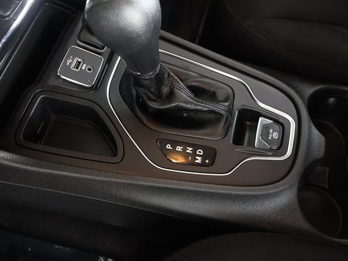 Used 2021 Jeep Cherokee Latitude FWD image 40