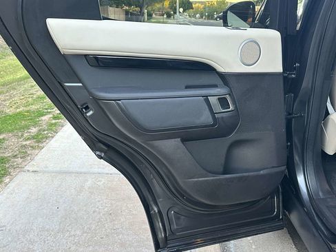 Used 2018 Land Rover Discovery SE image 53