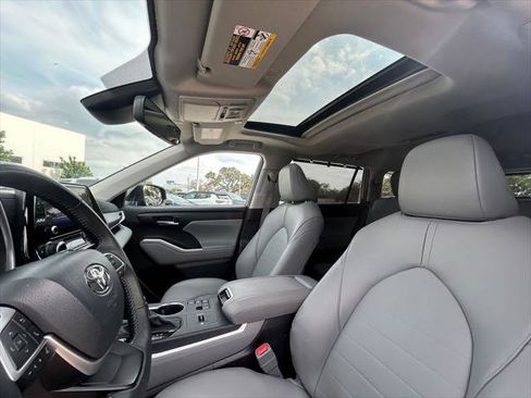 Certified 2025 Toyota Highlander XLE FWD image 12