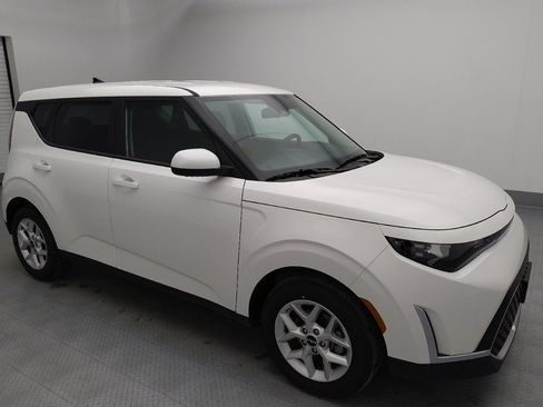 Used 2025 Kia Soul LX image 11