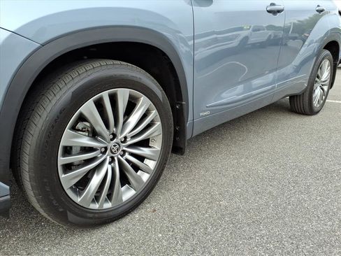 Used 2024 Toyota Highlander Platinum AWD/4WD image 10