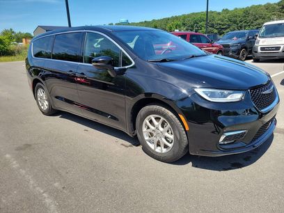 Used 2025 Chrysler Pacifica Select