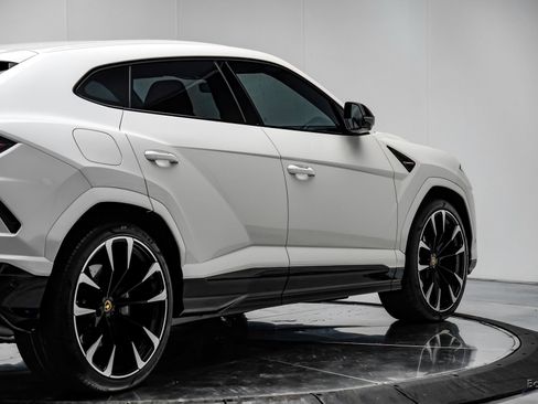 Used 2022 Lamborghini Urus image 18