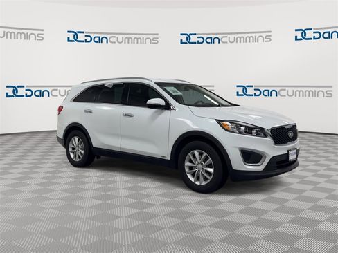 Used 2018 Kia Sorento LX image 2