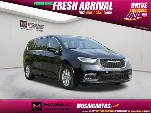 Used 2025 Chrysler Pacifica Select FWD image 1