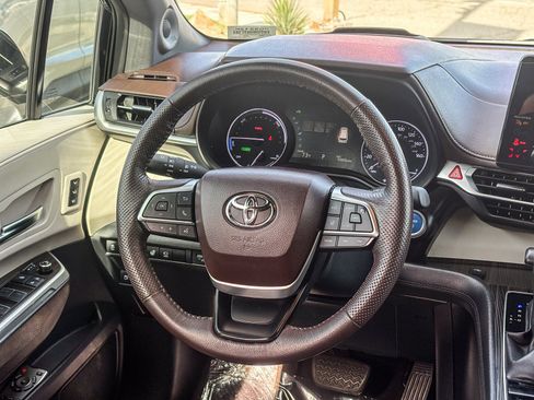 Used 2022 Toyota Sienna Platinum image 18