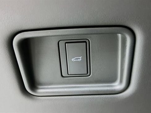 Used 2025 Land Rover Range Rover Sport SE image 32