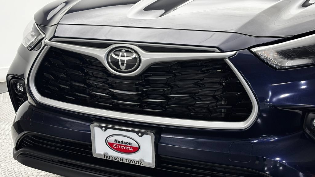 Used 2025 Toyota Highlander XLE AWD/4WD image 2