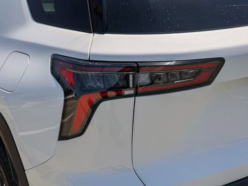 Used 2026 Chevrolet Equinox LT FWD image 7