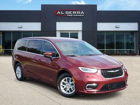 Used 2023 Chrysler Pacifica Touring-L FWD image 1