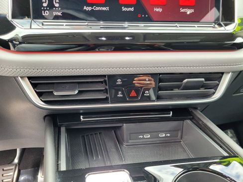 Certified 2025 Volkswagen Atlas Peak Edition SE AWD/4WD image 27
