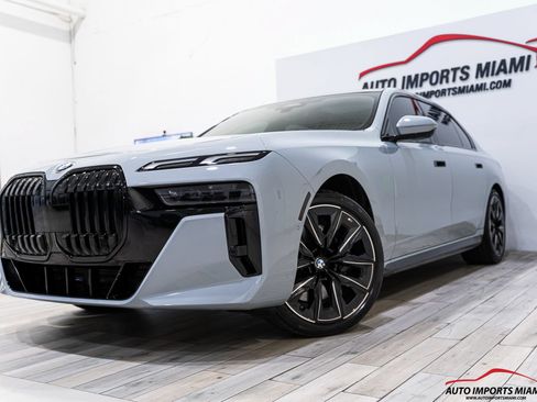 Used 2023 BMW 740i w/ Parking Assistance Package RWD image 3