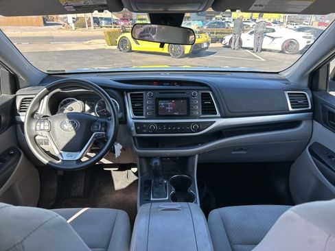 Used 2019 Toyota Highlander LE image 10