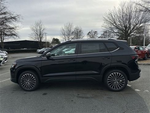 New 2026 Volkswagen Taos SE image 2