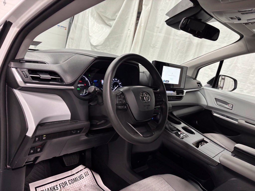 Used 2026 Toyota Sienna LE FWD image 15