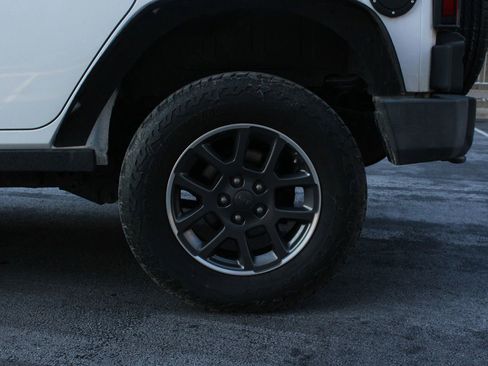 Used 2012 Jeep Wrangler Unlimited Sahara AWD/4WD image 10