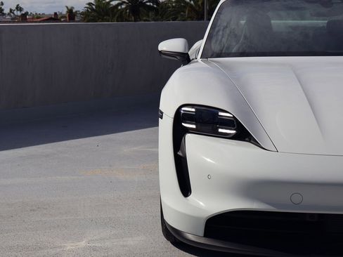 Certified 2022 Porsche Taycan image 11