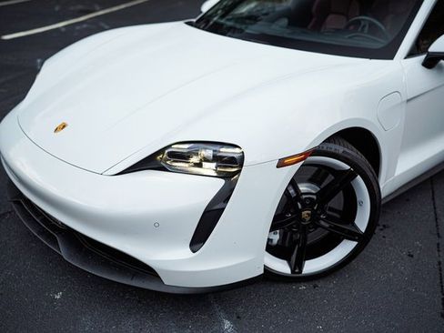 Used 2022 Porsche Taycan image 3